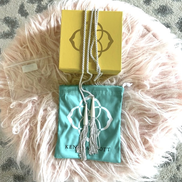 Matte White Kendra Scott Phara Necklace Box and Pouch - Picture 2 of 3